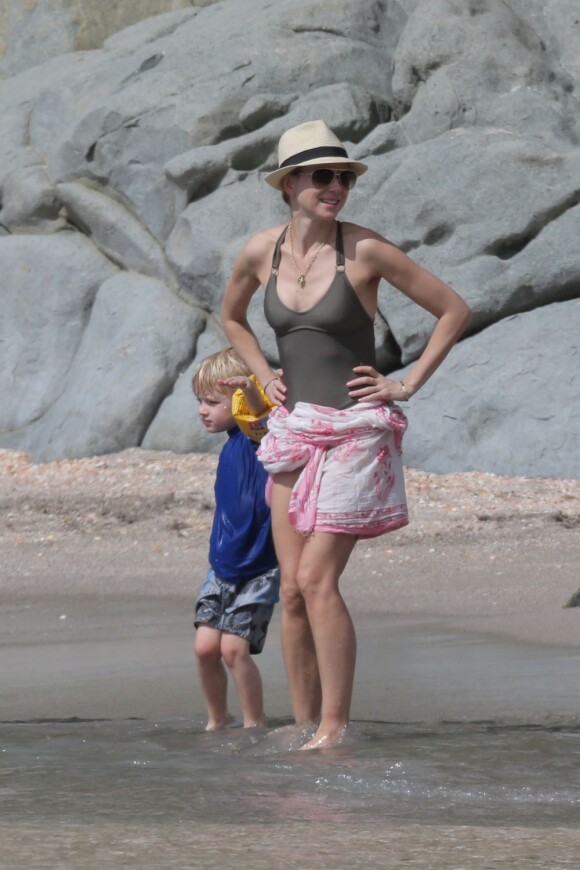 Naomi Watts maman poule très protectrice au côté de Samuel sur la plage de Saint-Barthélémy, le 31 décembre 2012.