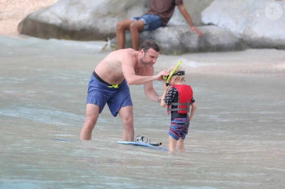 Liev Schreiber avec le grand Alexandre sur la plage de Saint-Barthélémy, le 31 décembre 2012.