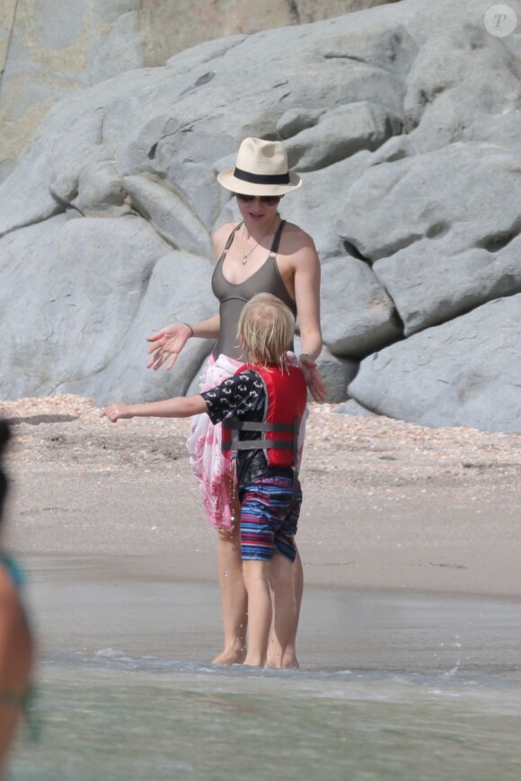 Naomi Watts reste spectactrice des exploits d'Alexander en plongée avec Liev Schreiber sur la plage de Saint-Barthélémy, le 31 décembre 2012.