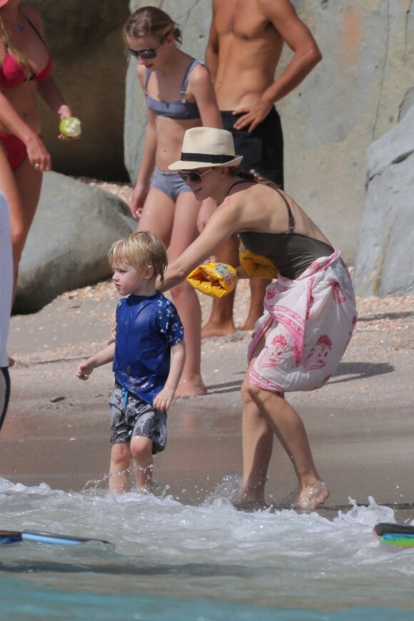 Samuel serait bien tenté par une petite séance de plongée, mais sa maman Naomi Watts ne semble pas du même avis, Saint-Barthélémy, le 31 décembre 2012.