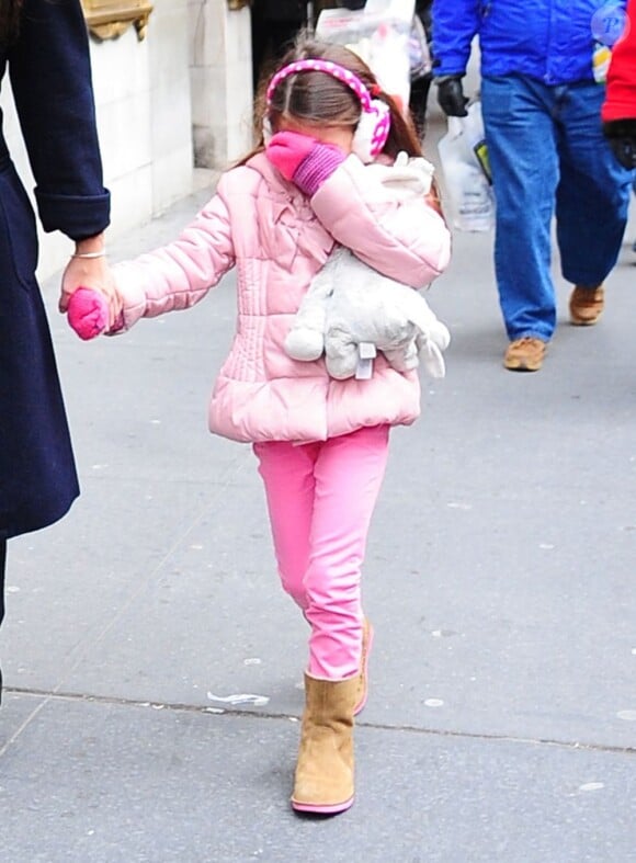 Katie Holmes emmène sa fille Suri, paniquée, au Music Box Theatre, avant sa représentation dans la pièce Dead Accounts, à New York, le 2 janvier 2013.