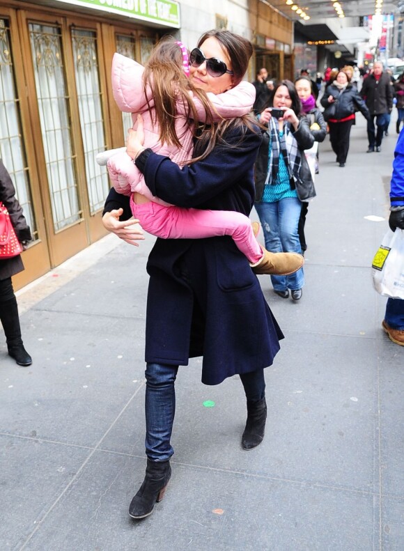 Katie Holmes emmène sa fille Suri au sein du Music Box Theatre, avant sa représentation dans la pièce Dead Accounts, à New York, le 2 janvier 2013.
