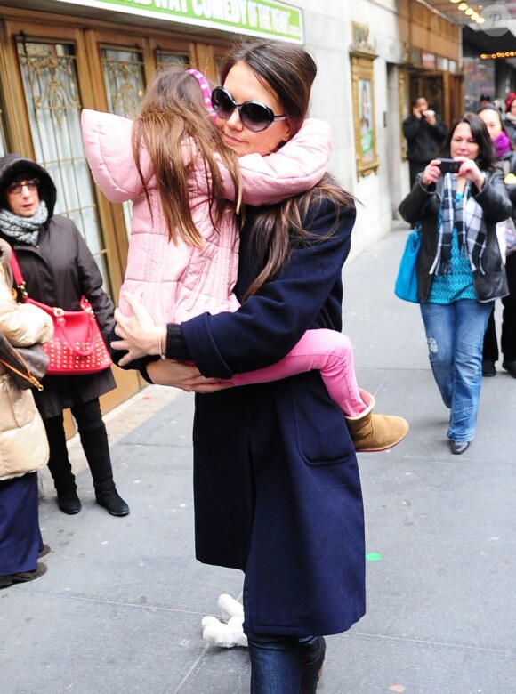 La jolie Katie Holmes emmène sa fille Suri au Music Box Theatre, avant sa représentation dans la pièce Dead Accounts, à New York, le 2 janvier 2013.