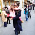 Katie Holmes emmène sa fille Suri au Music Box Theatre, avant sa représentation dans la pièce Dead Accounts, à New York, le 2 janvier 2013.