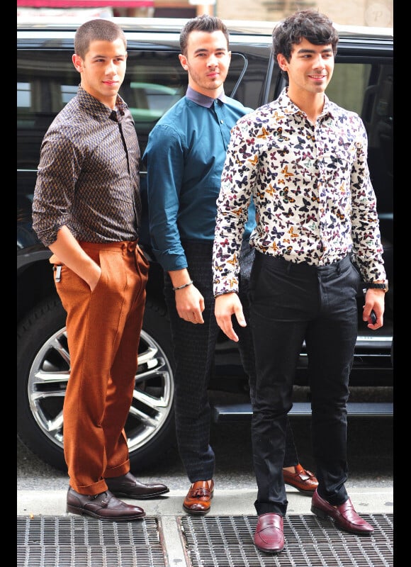 Le groupe Jonas Brothers, composé de Joe, Jevin et Nick arrive au Today Show, à New York, le 20 août 2012. 