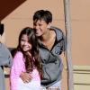 Rihanna se prend en photo avec des fans, dans les rues de West Hollywood à Los Angeles, le 3 janvier 2012.