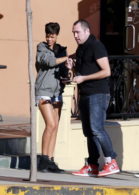 Rihanna prend des photos avec des fans, dans les rues de West Hollywood à Los Angeles, le 3 janvier 2012.