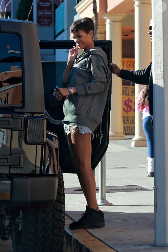 Rihanna s'est laissé prendre en photo avec des fans, dans les rues de West Hollywood à Los Angeles, le 3 janvier 2012.