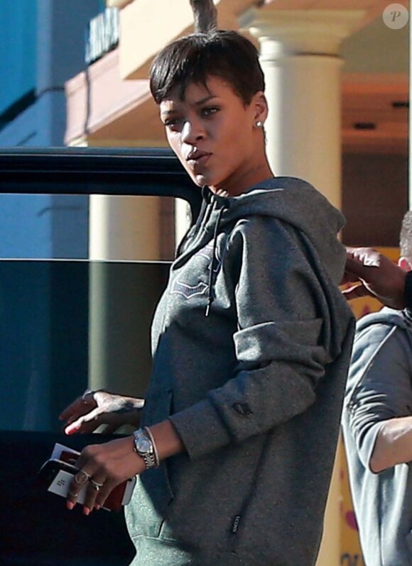 Rihanna, qui s'est laissé prendre en photo avec des fans, dans les rues de West Hollywood à Los Angeles, le 3 janvier 2012.