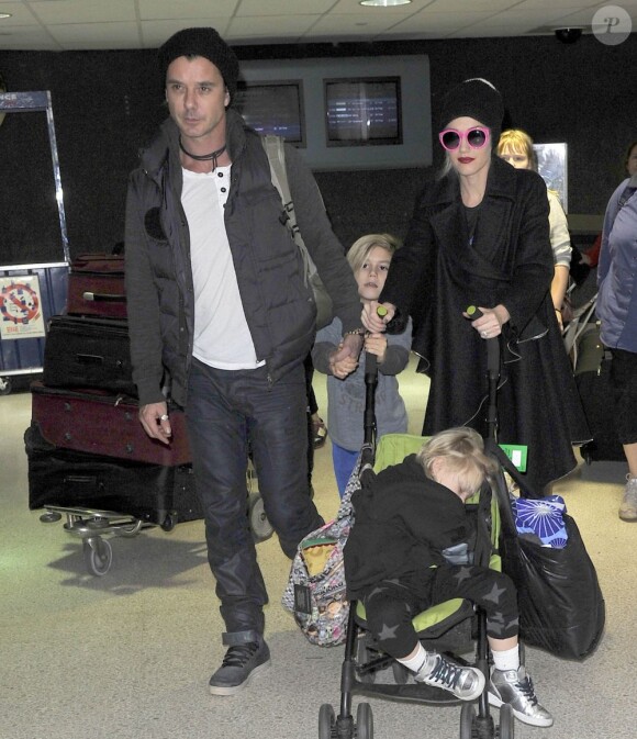 Gwen Stefani et son mari Gavin Rossdale, fatigués lors de leur arrivée à Los Angeles avec leurs enfants Kingston et Zuma le 4 janvier 2012