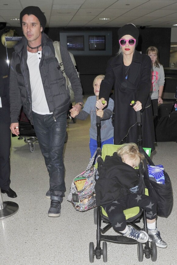 Gwen Stefani, son mari Gavin Rossdale et leurs enfants Kingston et Zuma lors de leur arrivée à Los Angeles le 4 janvier 2012