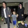 Gwen Stefani, Gavin Rossdale de retour de Londres à l'aéroport de Los Angeles avec leurs enfants Kingston et Zuma le 4 janvier 2012