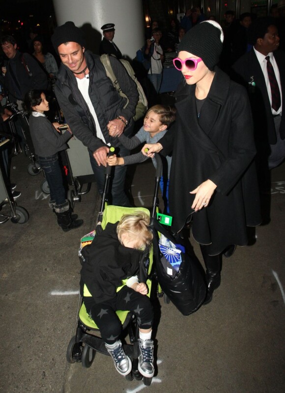 Gwen Stefani et Gavin Rossdale lors de leur arrivée à l'aéroport de Los Angeles en provenance de Londres le 4 janvier 2012 avec leurs enfants Zuma et Kingston