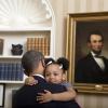 Barack Obama dans le bureau oval de la Maison Blanche avec la fille de l'un de ses collborateurs, le 1er février 2012.