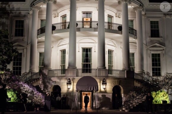 Très belle photo de Barack Obama entrant dans la Maison Blanche, le 30 mars 2012.