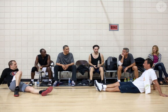 Un matin à Los Angeles : le président Obama joue au basketball avec Don cheadle, Tobey Maguire et George Clooney sous le regard de Stacy Keibler. Le 11 mai 2012.