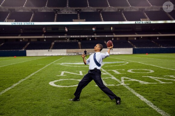 Après un dîner de l'Otan, Barack Obama décompresse au Soldier Field, stade de son équipe de football les Chicago Bears, le 20 mai 2012.