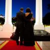Barack et Michelle Obama saluent le président d'Israël Shimon Peres après un dîner à la Maison Blanche, le 13 juin 2012.