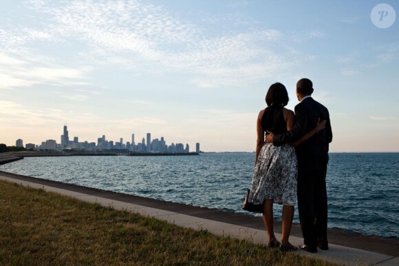 En pleine campagne pour sa réélection, devant le lac Michigan, Barack Obama et son épouse Michelle observent à l'horizon leur ville de Chicago, le 15 juin 2012.