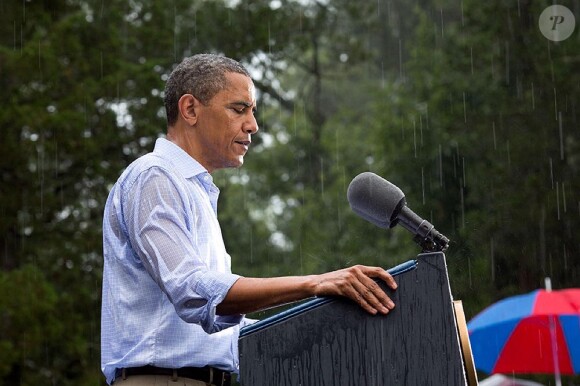 Sous une pluie battante, Barack Obama fait campagne devant ses supporteurs à Glen Allen, en Virginie, le 14 juillet 2012.