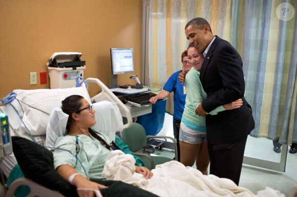 Barack Obama auprès de victimes de la tuerie d'Aurora dans le Colorado, le 22 juillet 2012.