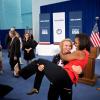 Aux Jeux olympiques de Londres, Michelle Obama rencontre la lutteuse américaine Elena Pirozhkova qui décide de soulever la first lady. Le 27 juillet 2012.