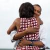 Lors d'un meeting à Davenport dans l'Iowa le 15 août 2012, Barack Obama prend dans ses bras Michelle qui vient de prononcer quelques mots en son honneur. Ce joli moment sera plusieurs fois immortalisés et servira en novembre pour annoncer la victoire d'Obama aux élections. Le cliché deviendra la photo la plus retweetée de l'histoire.