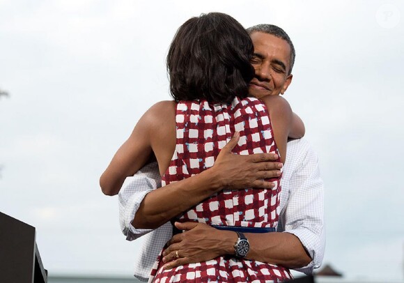 Lors d'un meeting à Davenport dans l'Iowa le 15 août 2012, Barack Obama prend dans ses bras Michelle qui vient de prononcer quelques mots en son honneur. Ce joli moment sera plusieurs fois immortalisés et servira en novembre pour annoncer la victoire d'Obama aux élections. Le cliché deviendra la photo la plus retweetée de l'histoire. 