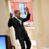 Barack Obama se fait épingler par la toile de Spider-Man sur ce cliché pris dans la Maison Blanche. Il s'agit du fils de l'un des employés de la Maison Blanche. Halloween approche à grands pas, nous sommes le 26 octobre 2012.