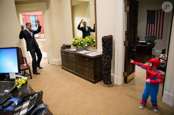 Barack Obama se fait épingler par la toile de Spider-Man sur ce cliché pris dans la Maison Blanche. Il s'agit du fils de l'un des employés de la Maison Blanche. Halloween approche à grands pas, nous sommes le 26 octobre 2012.