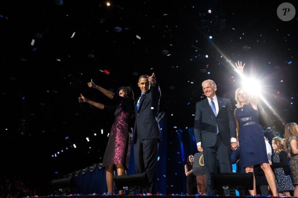 Les Obama et les Biden font leur apparition au McCormick Place à Chicago où sont réunis les partisans démocrates le soir de la victoire de Barack Obama, le 6 novembre 2012.