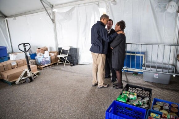 Le président console Damien et Glenda Moore dont les deux jeunes enfants, Brandon et Connor, sont morts après avoir été emportés par l'ouragan Sandy à Staten Island, le 15 novembre 2012.