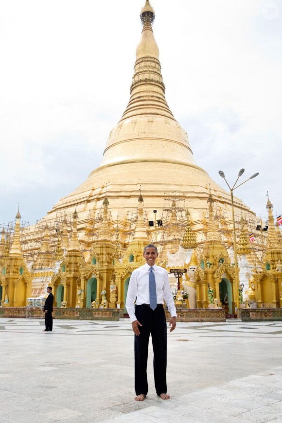 Pieds nus devant la plus ancienne pagode de Birmanie. Barack Obama est le premier président américain à se rendre à Rangoon, le 19 novembre 2012.