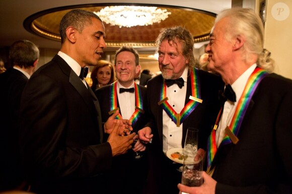 À Washington, au Kennedy Center, Barack Obama rend hommage et distingue John Paul Jones, Robert Plant et Jimmy Page du groupe de rock Led Zeppelin, le 12 décembre 2012.