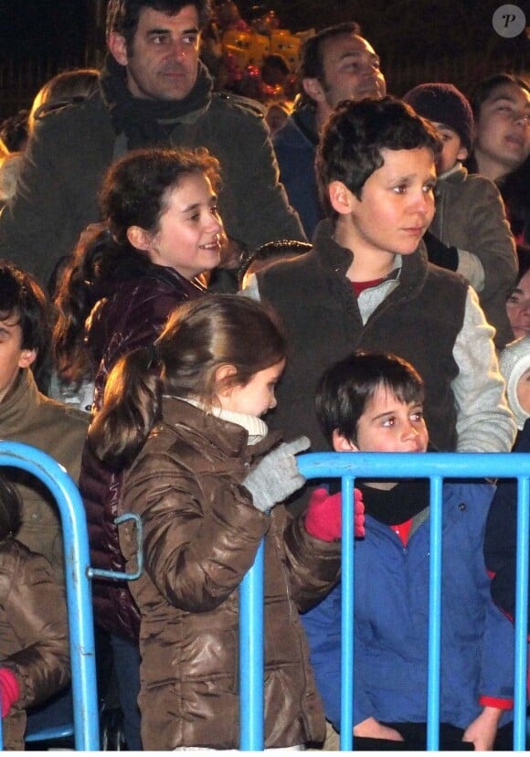 Leurs excellences Victoria et Felipe de Todos los Santos de Marichalar y de Borbon, enfants de l'infante Elena d'Espagne, assistaient le 5 janvier 2013 à Madrid à la Cabalgata de los tres reyes, parade traditionnelle des rois mages.