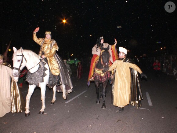 Les rois sont arrivés à cheval plutôt qu'à dos de chameau. Leurs excellences Felipe et Victoria de Todos los Santos de Marichalar y de Borbon, enfants de l'infante Elena d'Espagne, assistaient le 5 janvier 2013 à Madrid à la Cabalgata de los tres reyes, parade traditionnelle des rois mages.