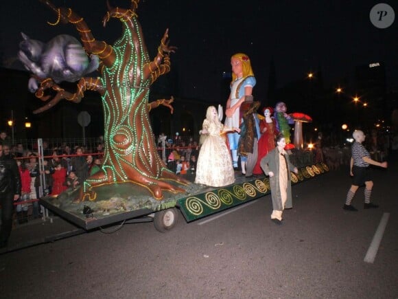 Les chars ont défilé dans Madrid. Leurs excellences Felipe et Victoria de Todos los Santos de Marichalar y de Borbon, enfants de l'infante Elena d'Espagne, assistaient le 5 janvier 2013 à Madrid à la Cabalgata de los tres reyes, parade traditionnelle des rois mages.