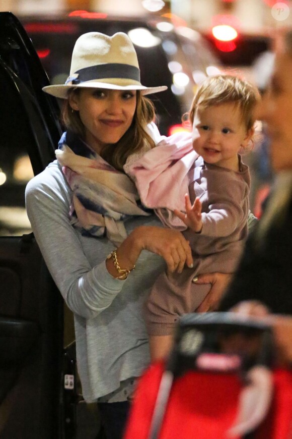 Jessica Alba et sa fille Haven de retour de Cabo, au Mexique, après 8 jours de vacances. Aéroport de Los Angeles, le 6 janvier 2012