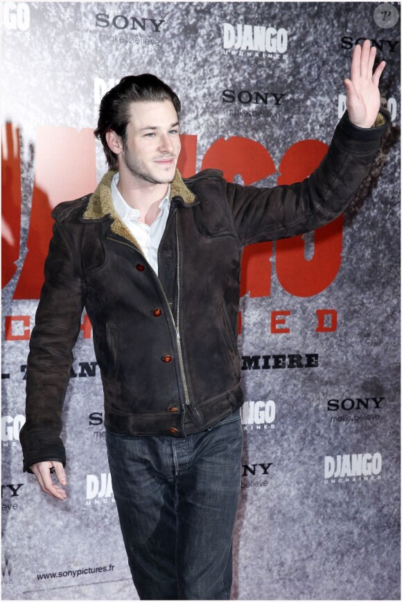 Gaspard Ulliel salue les fans lors de l'avant-première parisienne du film Django Unchained au Grand Rex, le 7 janvier 2013.