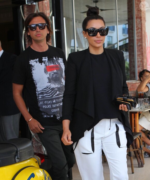 Kim Kardashian, enceinte, quitte le restaurant Serafina en compagnie de son ami Jonathan Cheban. Miami, le 7 janvier 2013.