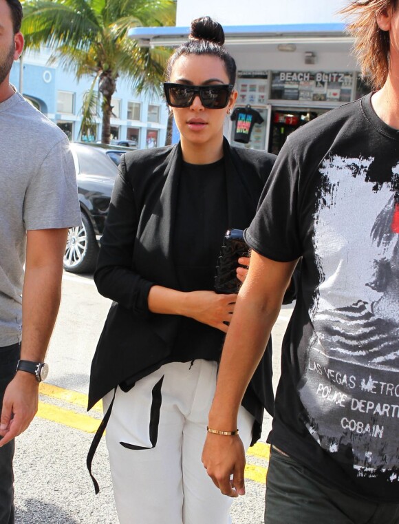Kim Kardashian profite d'une belle journée à Miami. Le 7 janvier 2013.