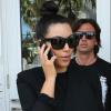 Kim Kardashian, enceinte, quitte le centre commercial The Webster en compagnie de son ami Jonathan Cheban. Miami, le 7 janvier 2013.