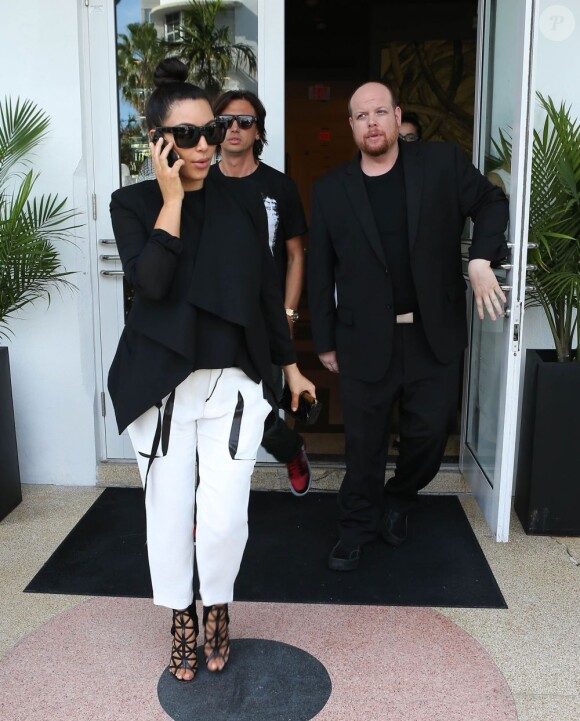 Kim Kardashian, enceinte, quitte le centre commercial The Webster en compagnie de son ami Jonathan Cheban. Miami, le 7 janvier 2013.