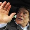 Bernard Tapie lors d'une conférence de presse improvisée depuis sa voiture à la sortie du siège de Nice-Matin après avoir pris la direction du groupe Hersant Média, à Nice, le 20 décembre 2012