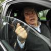 Bernard Tapie lors d'une conférence de presse improvisée depuis sa voiture à la sortie du siège de Nice-Matin après avoir pris la direction du groupe Hersant Média, à Nice, le 20 décembre 2012