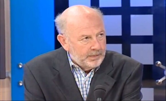 Pierre Veilletet en interview sur le plateau de la chaîne bordelaise TV7, en 2005.