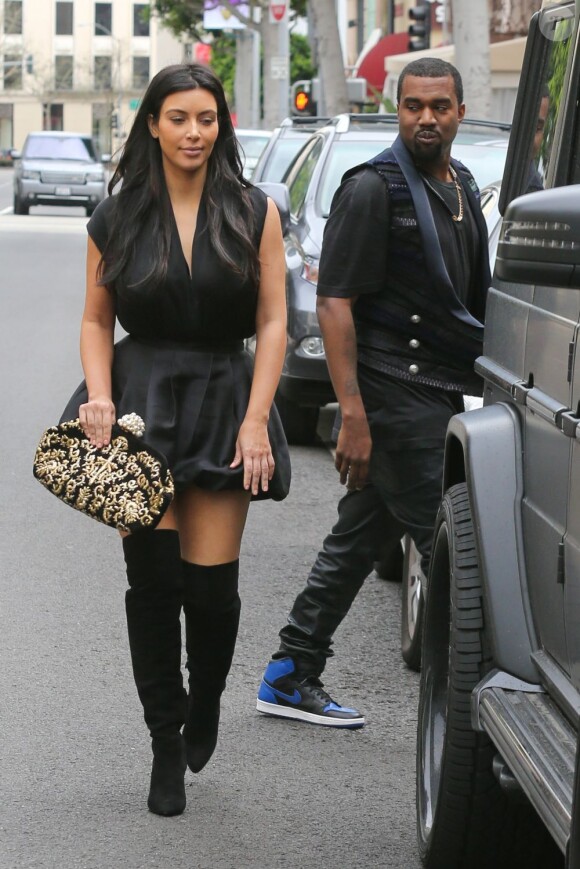 Kim Kardashian et Kanye West, le 24 décembre 2012, jour de l'annonce aux proches de la grossesse de Kim. La star est retombée dans sa manie d'associer jupe trop courte et cuissardes à talons trop hauts.