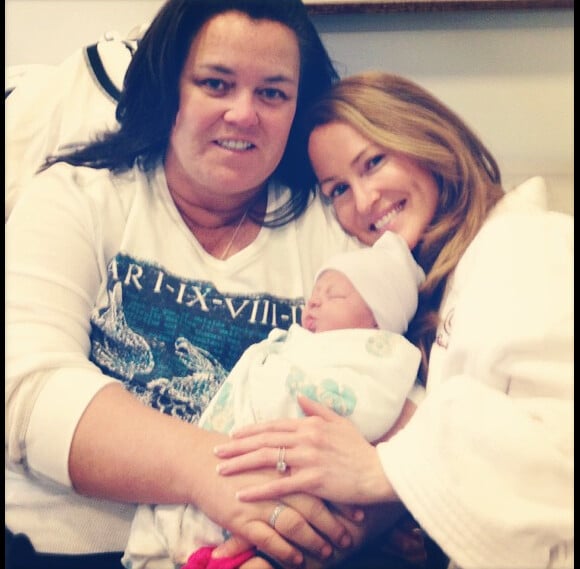 Rosie O'Donnell a posté sur Twitter une photo de sa femme Michelle Rounds et de leur fille Dakota adoptée le 5 janvier 2013.