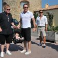 Elton John et David Furnish et leur fils Zachary à Saint-Tropez le 4 août 2011.