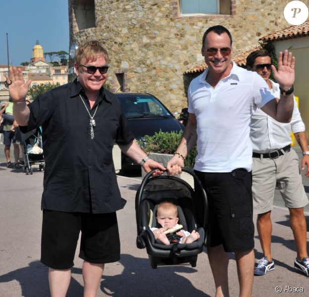 Elton John et David Furnish et leur fils Zachary à Saint-Tropez le 4 août 2011.